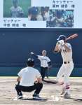 始球式で投球を披露した３８年前の鹿児島商高主将の中原耕造さん＝鹿児島市の平和リース球場