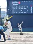 熱戦を繰り広げる鹿児島商と東洋大姫路の選手＝平和リース球場