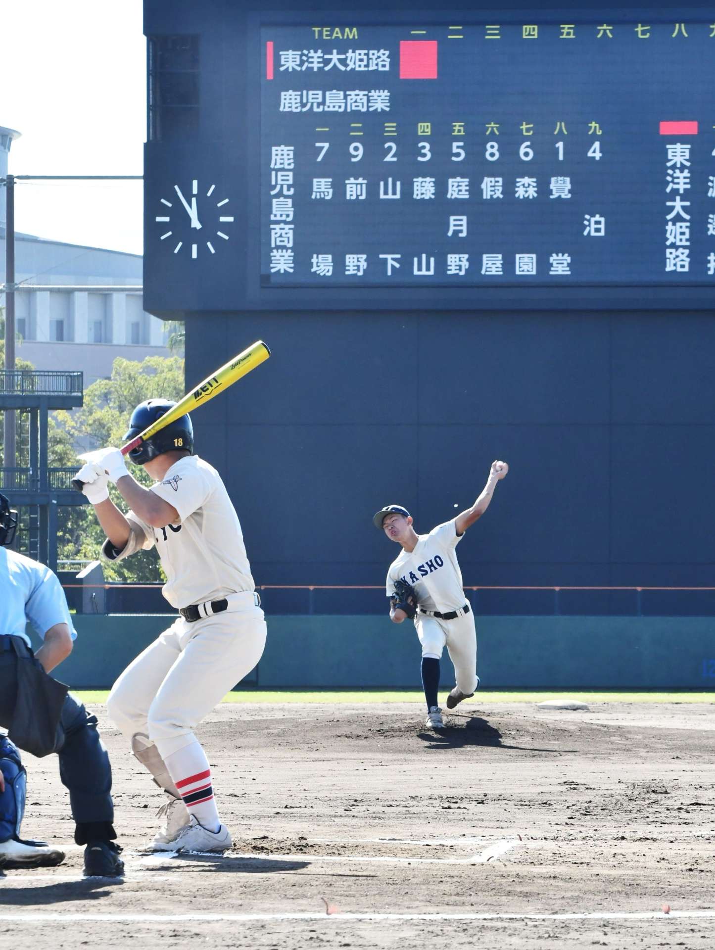 熱戦を繰り広げる鹿児島商と東洋大姫路の選手＝平和リース球場