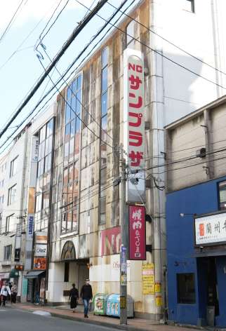 会社更生法の申請を検討するエヌシーガイドショップの本社ビル＝１２日、鹿児島市東千石町