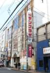 会社更生法の申請を検討するエヌシーガイドショップの本社ビル＝１２日、鹿児島市東千石町