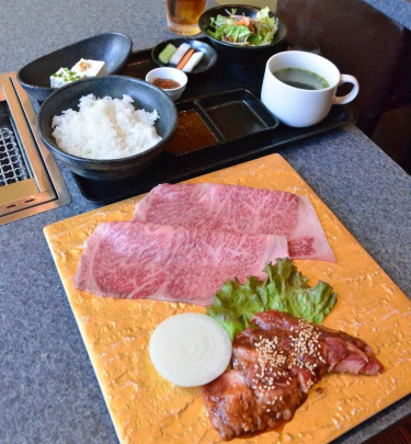 ひおき牛のサーロインを使った特別ランチメニュー＝日置市の焼肉・たべもの処松風