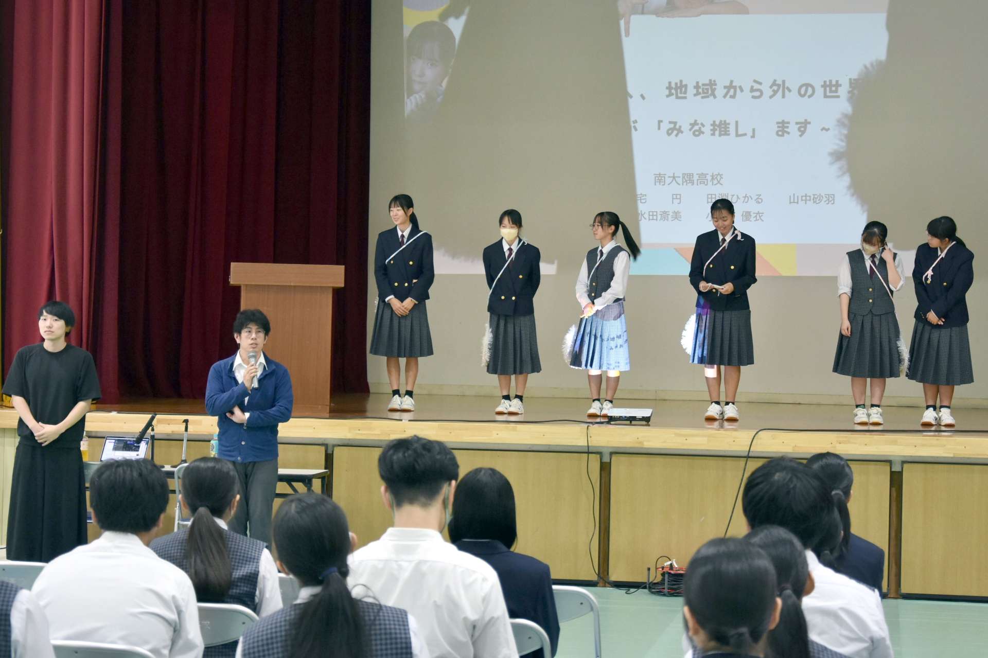町のＰＲ動画完成を喜ぶ南大隅高校生＝南大隅町根占