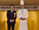 庄子賢一・農林水産大臣政務官からメダルを授与される上柿元勝さん（右）＝１９日、東京都内