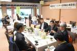 南薩地域の商品について意見を交わす関係者＝１９日、指宿市の指宿白水館