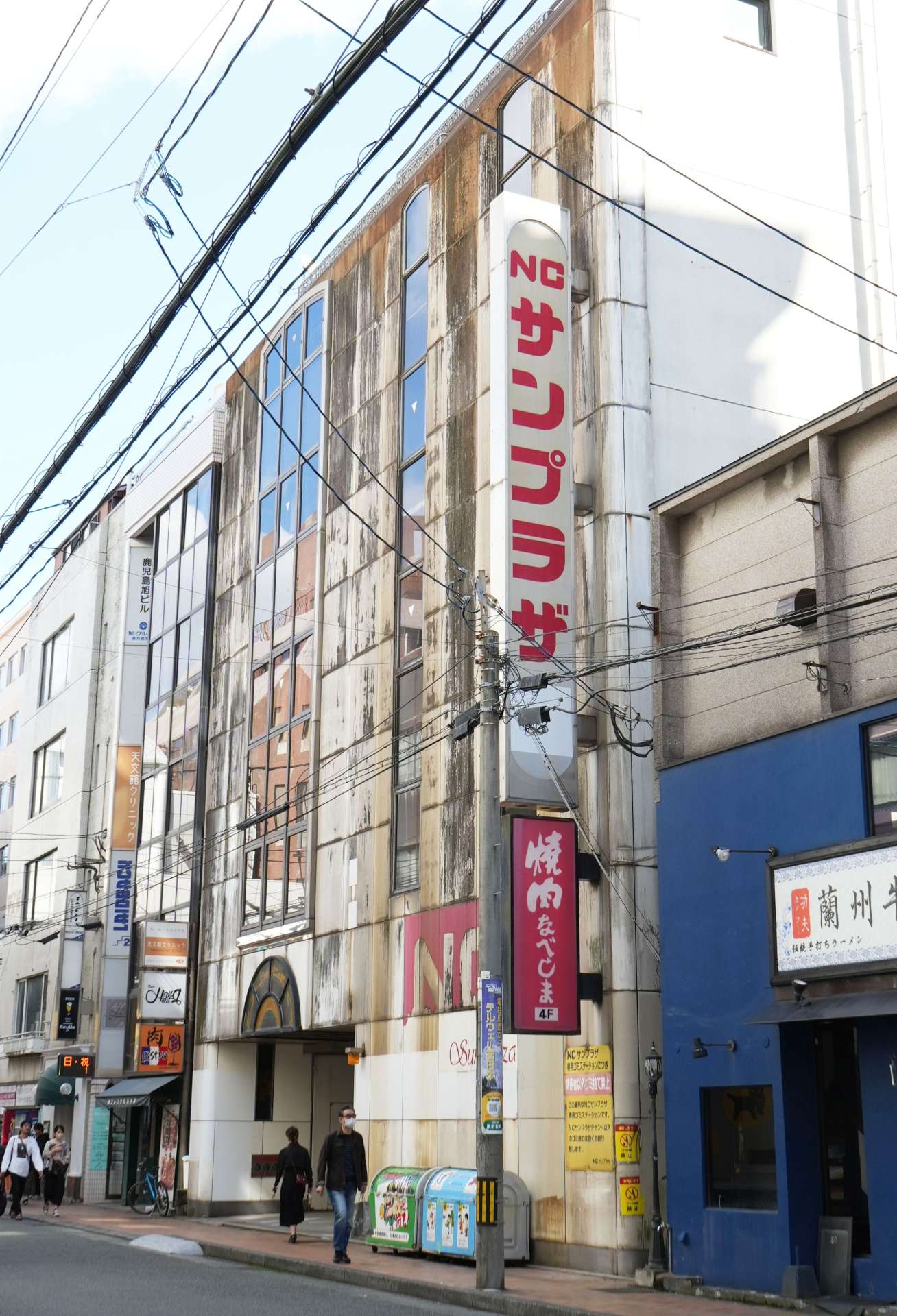 会社更生法の適用を申請をしたエヌシーガイドショップの本社ビル＝１２日、鹿児島市東千石町