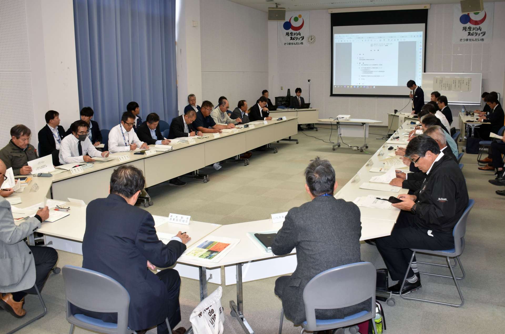洋上風力発電について検討する研究会＝１９日、薩摩川内市のサンアリーナせんだい