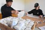 使い古しの漁網を切り分け、再利用した「港町たわし　あくねっと」＝１８日、阿久根市琴平町