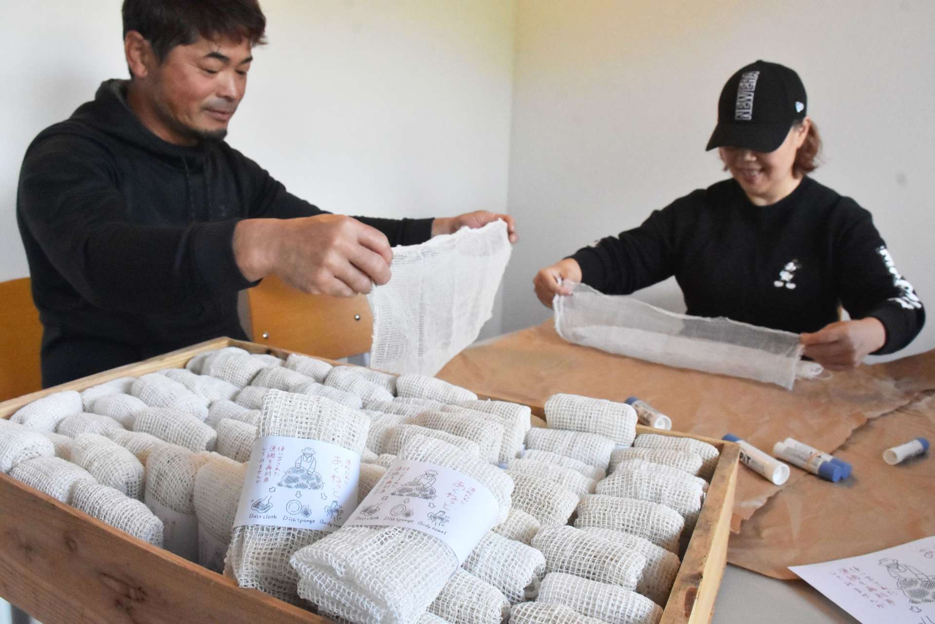 使い古しの漁網を切り分け、再利用した「港町たわし　あくねっと」＝１８日、阿久根市琴平町
