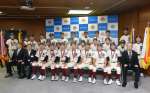 表敬訪問したヤング鹿屋ビッグベアーズのメンバー＝１８日、鹿屋市役所