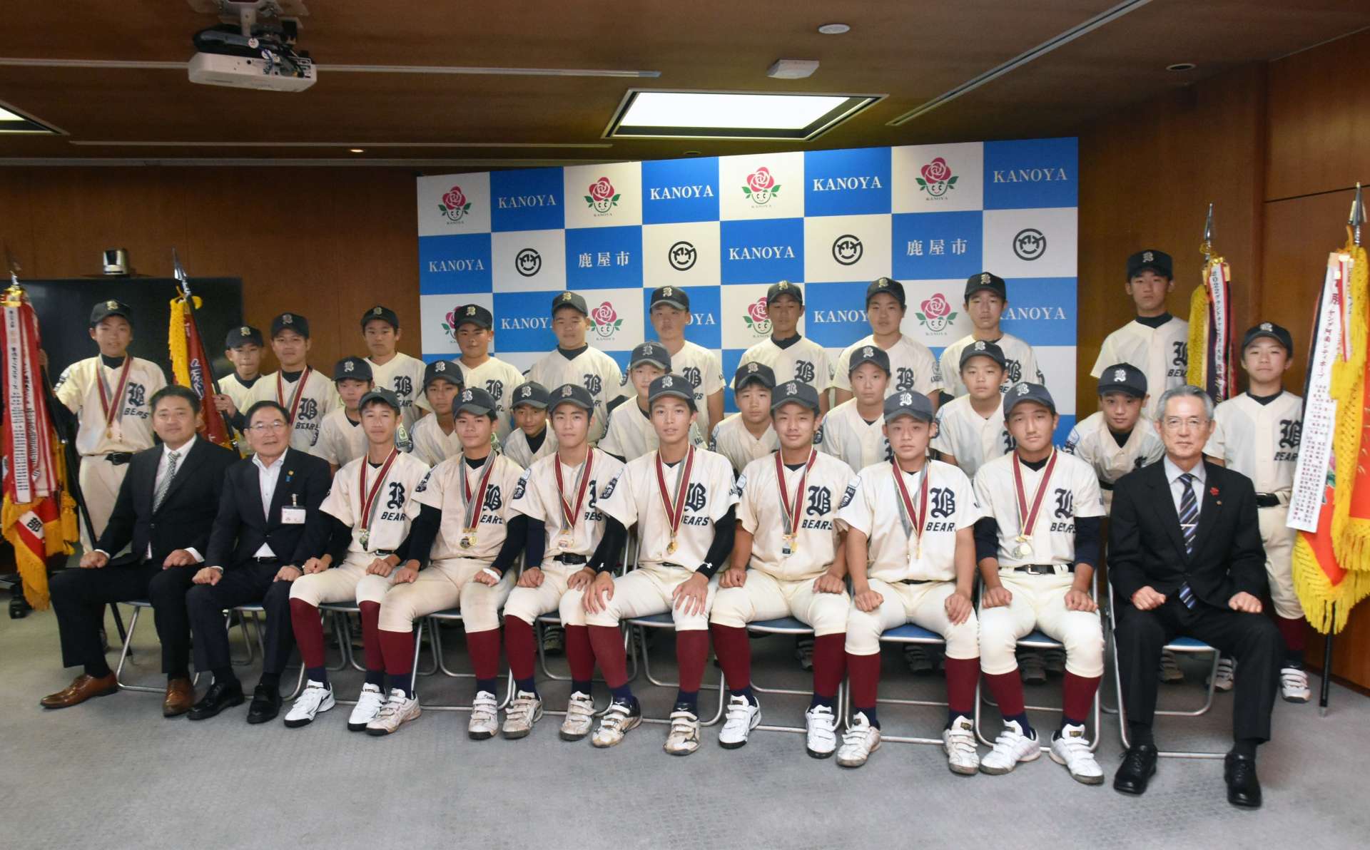 表敬訪問したヤング鹿屋ビッグベアーズのメンバー＝１８日、鹿屋市役所