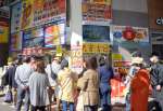 宝くじを買い求める客＝２０日、鹿児島市中町の天文館チャンスセンター