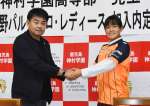 長野のユニホームに袖を通し笑顔を見せる児玉＝神村学園