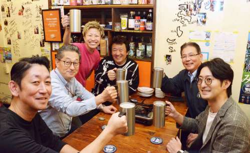 鹿児島を満喫する出店者ら＝２０日夜、鹿児島市の居酒屋０１７よか晩