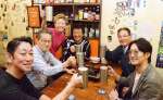 鹿児島を満喫する出店者ら＝２０日夜、鹿児島市の居酒屋０１７よか晩