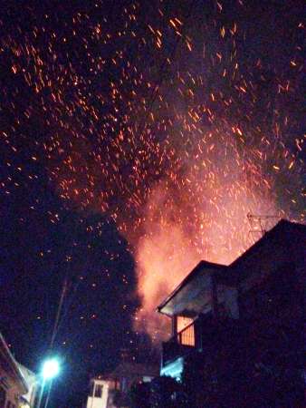 （別カット）燃える住家から上がる火の粉＝２１日午前２時ごろ、鹿児島市坂之上１丁目