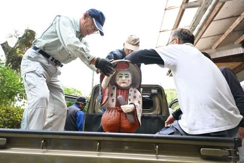 集落を巡るため、トラックの荷台に収まる田の神＝１９日午後、さつま町求名
