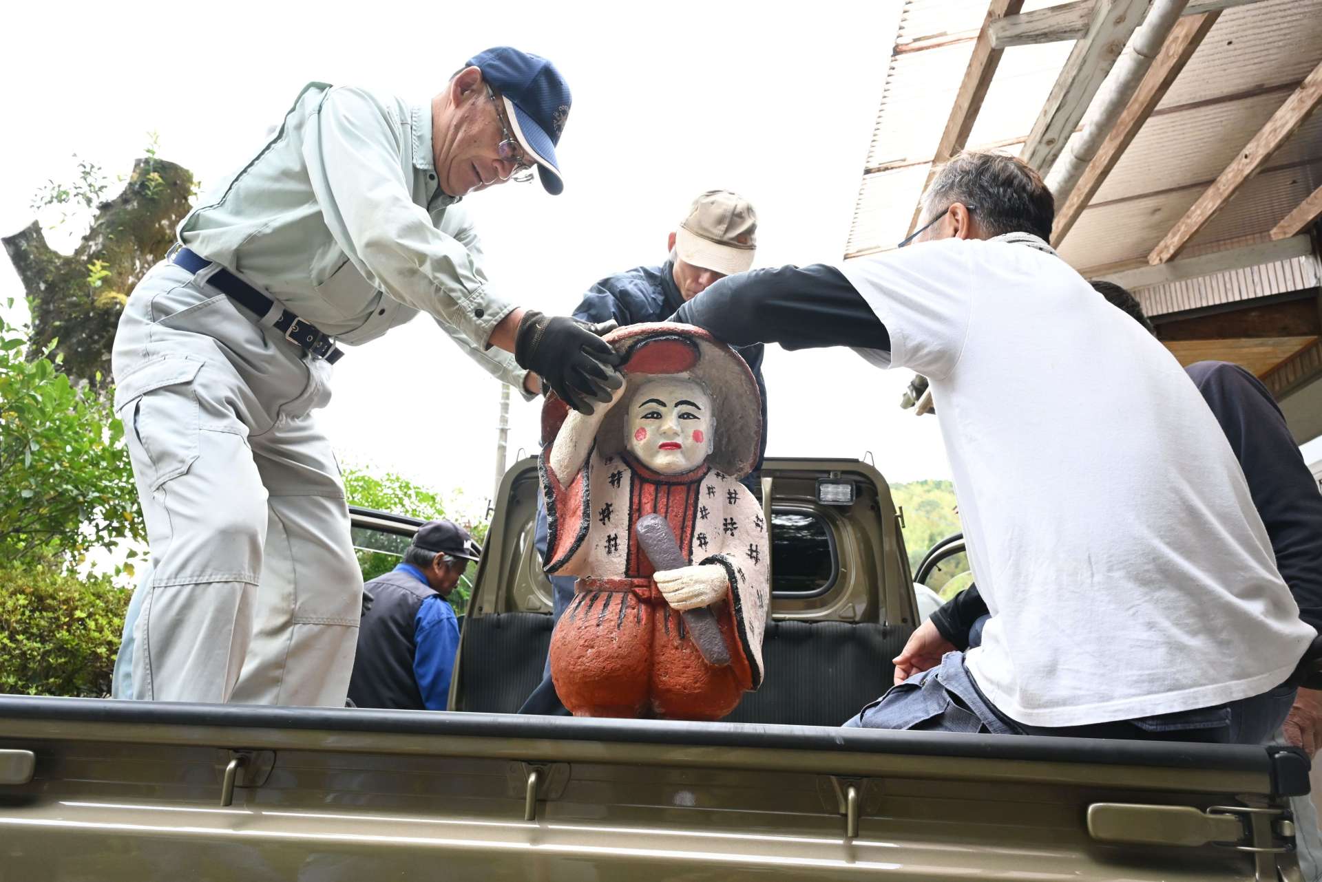 集落を巡るため、トラックの荷台に収まる田の神＝１９日午後、さつま町求名