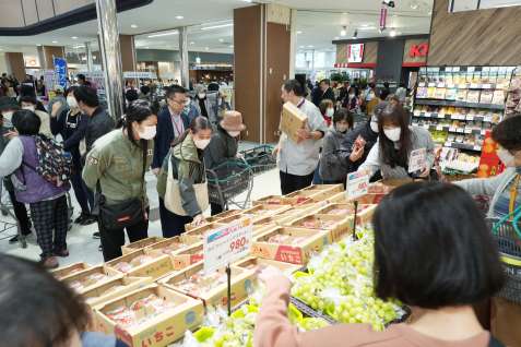 開店を待ちわびた買い物客でにぎわうイオンかのやショッピングセンター＝２１日、鹿屋市白崎町