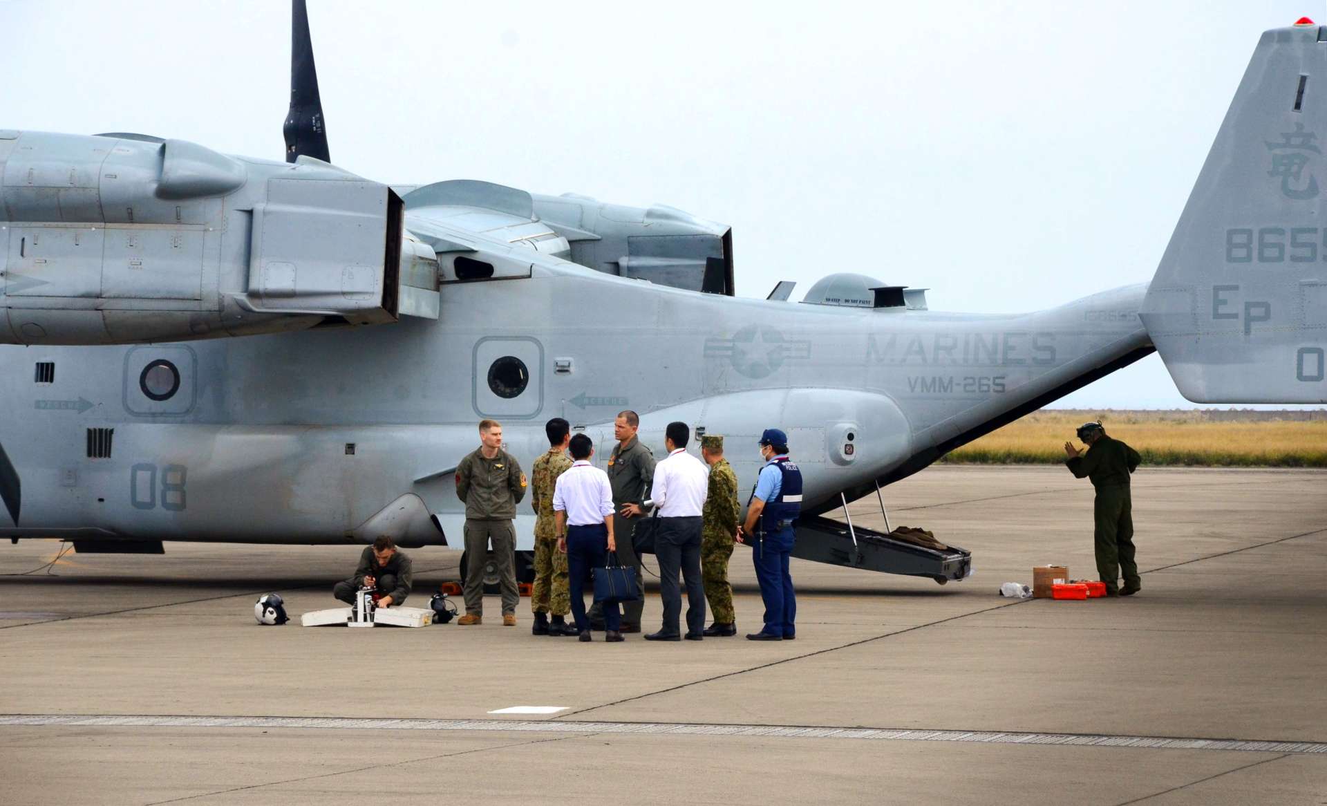 オスプレイ機の前で米軍に状況を聞き取る陸自隊員ら＝１１月１４日、午後２時過ぎ