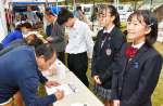 署名の協力を呼びかける羽島奈穂さん（右）たち＝薩摩川内市祁答院
