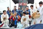 日韓共演で盛り上がるステージ＝姶良市蒲生小学校