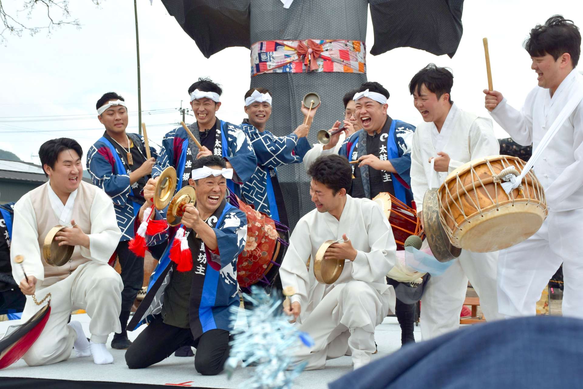 日韓共演で盛り上がるステージ＝姶良市蒲生小学校