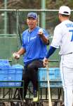 〈関連〉内野ノックを手伝いながら選手にげきを飛ばす中日の井上一樹監督＝沖縄県北谷町