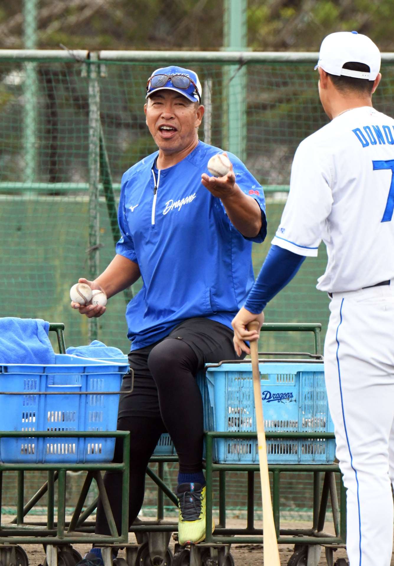 〈関連〉内野ノックを手伝いながら選手にげきを飛ばす中日の井上一樹監督＝沖縄県北谷町