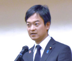 新旧副大臣・大臣政務官交代式であいさつする宮路拓馬外務副大臣＝２１日、外務省