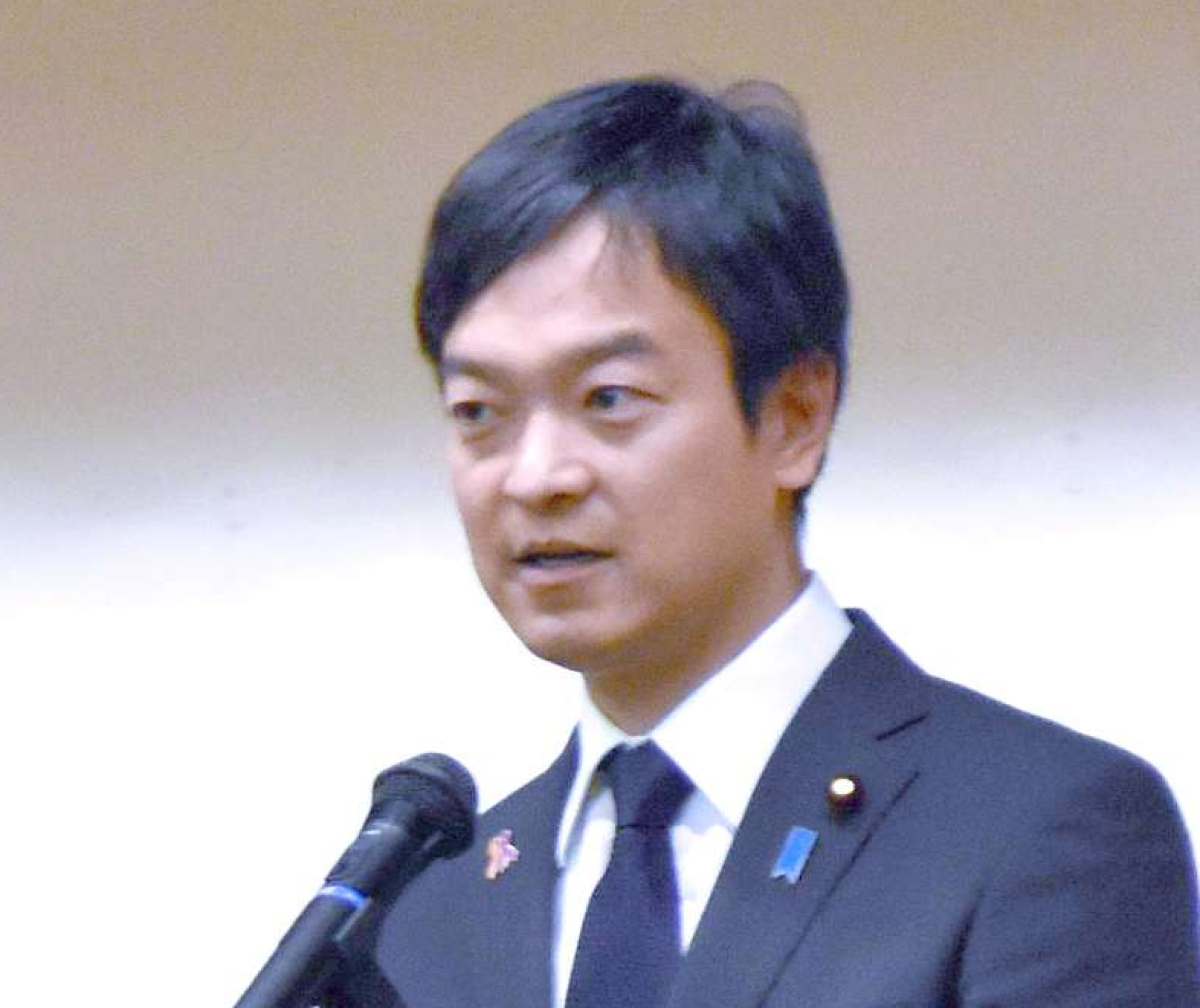 新旧副大臣・大臣政務官交代式であいさつする宮路拓馬外務副大臣＝２１日、外務省