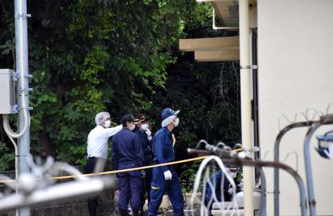 〈関連〉現場付近を捜査する警察官＝２１日午後４時４０分ごろ、伊仙町佐弁