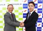 成約式で握手する山本和幸さん（左）と田ノ上崚さん＝２１日、薩摩川内市の川内商工会議所
