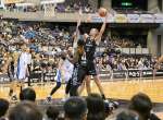 １０月１２日の福井戦、ゴール下で競り合うレブナイズのハームス（３）＝西原商会アリーナ