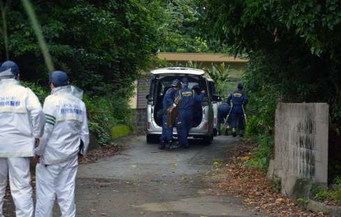 〈関連〉現場の鑑識作業に入る捜査員ら＝２２日午前８時２５分ごろ、伊仙町佐弁