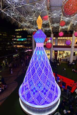 色とりどりの電飾が目を引くアミュ広場のイルミネーション＝２２日午後、鹿児島市中央町