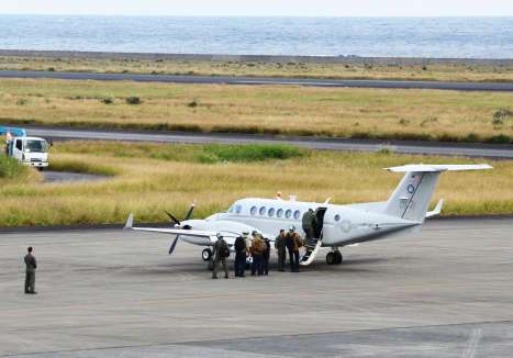 〈関連〉奄美空港に着陸した米軍のＵＣ－１２輸送機＝２２日、奄美市笠利