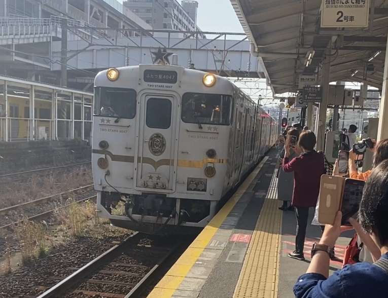 「ふたつ星４０４７」を出迎える鉄道ファンら＝鹿児島中央駅