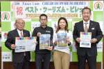 ベスト・ツーリズム・ビレッジ認定を喜ぶ森田弘光町長（左）ら＝２２日、鹿児島県天城町役場