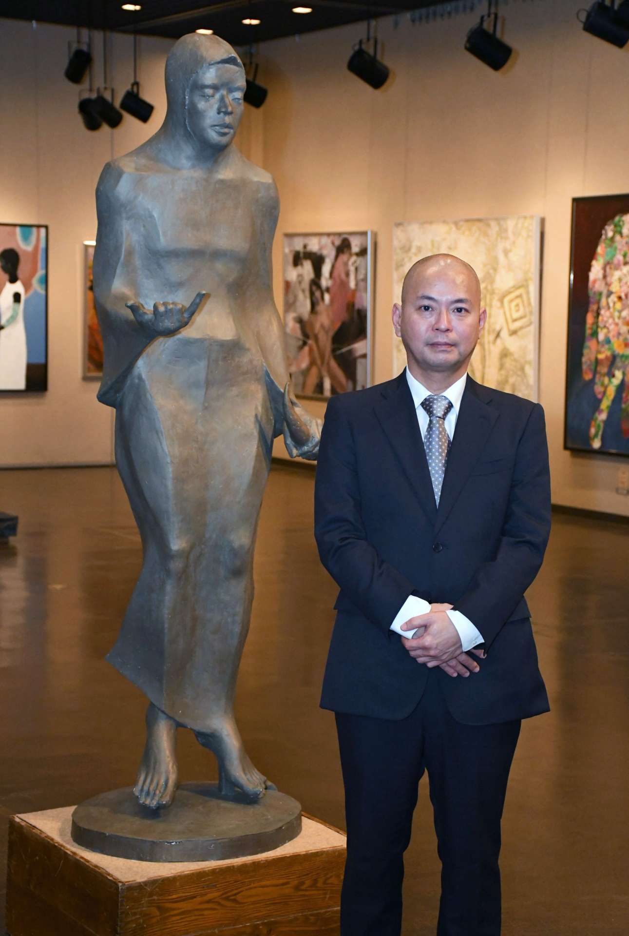 「ヨーロッパの歴史や文化を吸収したい」と抱負を語る美坂康太郎さん＝２２日、鹿児島市の黎明館