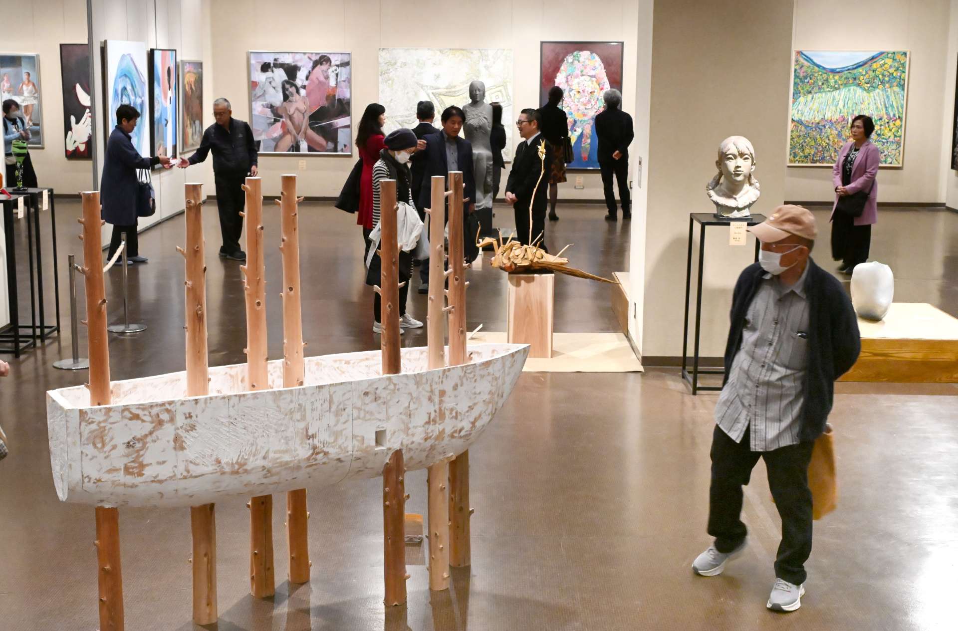 作品を熱心に鑑賞する来場者＝２３日、鹿児島市の黎明館
