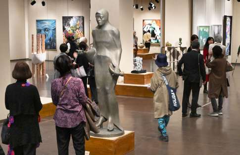 個性的な立体や絵画が並ぶ会場＝２３日、鹿児島市の黎明館