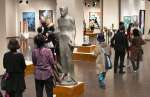 個性的な立体や絵画が並ぶ会場＝２３日、鹿児島市の黎明館