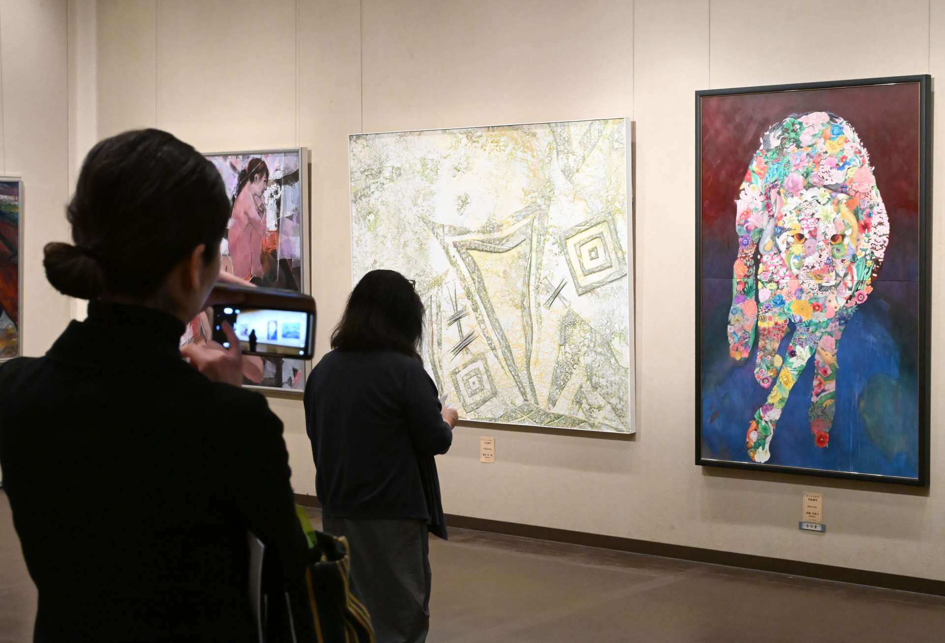 作品を写真撮影する来場者＝２３日、鹿児島市の黎明館