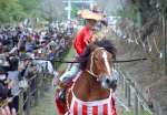 人馬一体となって参道を駆け上がる射手＝曽於市末吉の住吉神社