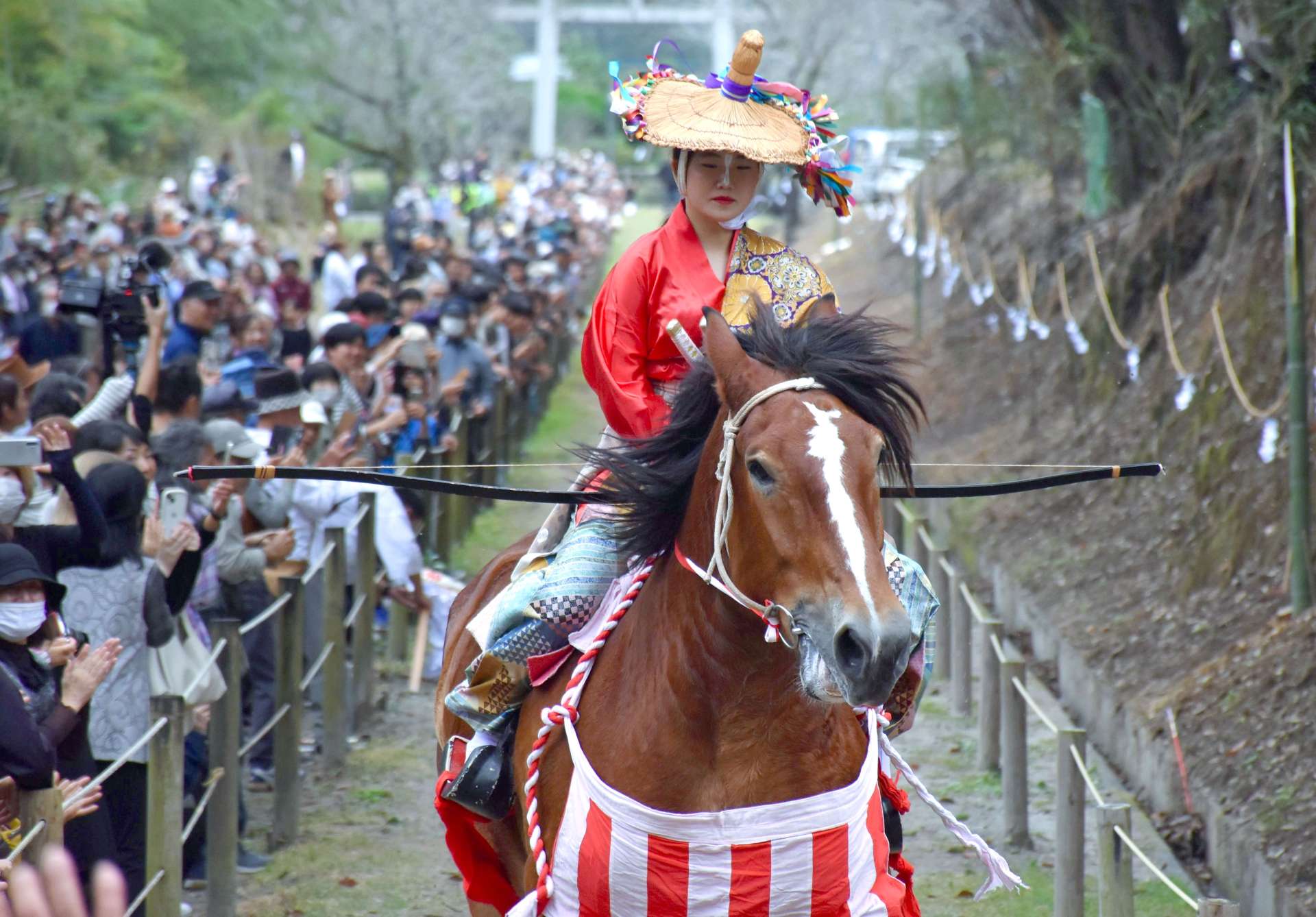 人馬一体となって参道を駆け上がる射手＝曽於市末吉の住吉神社