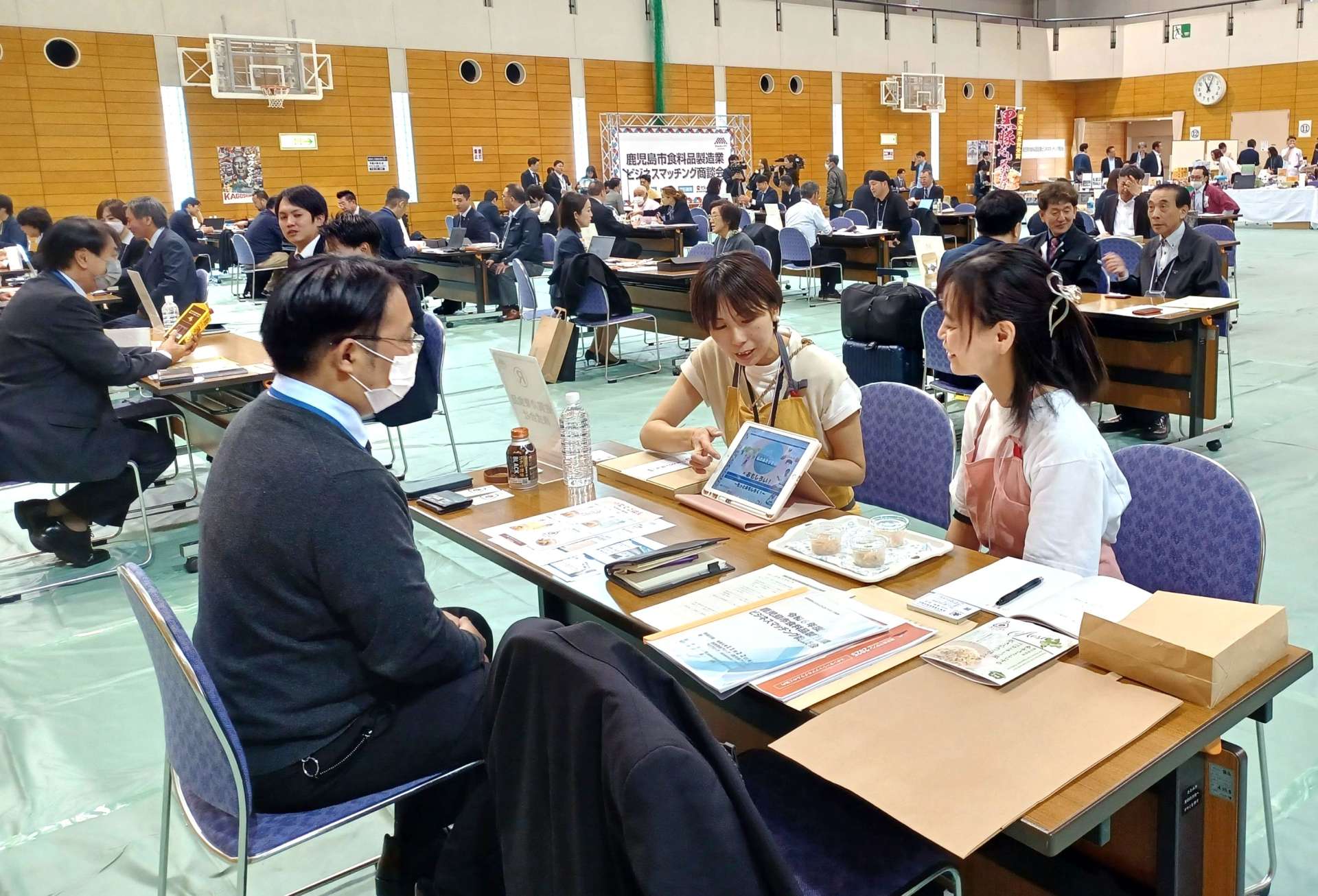 食品製造事業者が県内外に商品をアピールした鹿児島市の商談会＝２２日、鹿児島市永吉１丁目