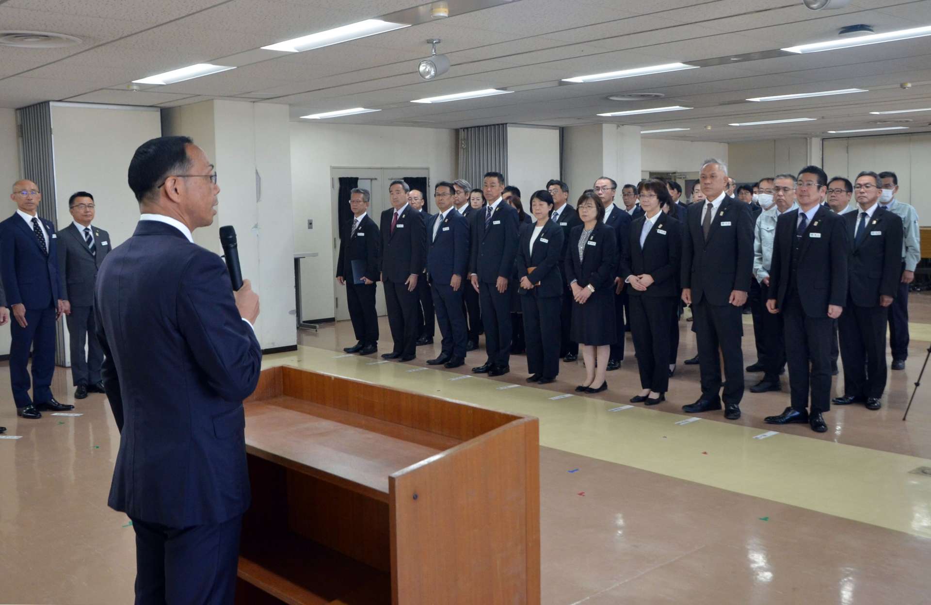 ４期目開始に当たり職員に訓示する都城市の池田宜永市長（手前）＝２２日、同市役所