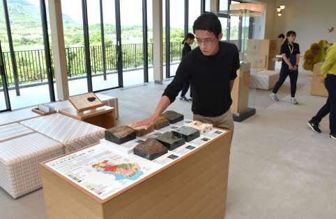 〈関連〉徳之島の岩石を実物展示するコーナー＝２２日、徳之島町花徳の徳之島世界遺産センター