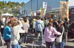 和牛肉を求める多くの来場者でにぎわう会場＝２３日、日置市伊集院のタバタ